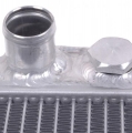 Hlinikový závodní chladič Jap Parts Peugeot Partner 1.1/1.4/1.6 + 1.9D/2.0HDI (02-)