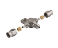 Téčko s výstupy 2x PTFE hadice D-03 (AN3) + 1x samec 1/8"-BSP - nerezové (s držákem)